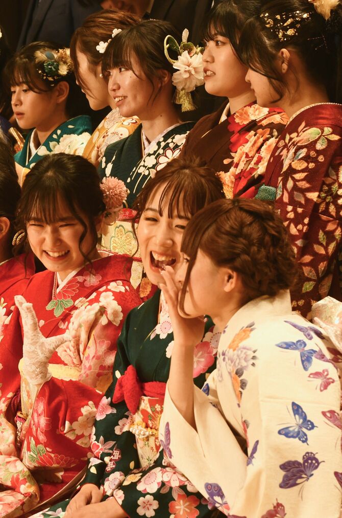 記念撮影で旧友と再会し、笑顔弾ける若者たち