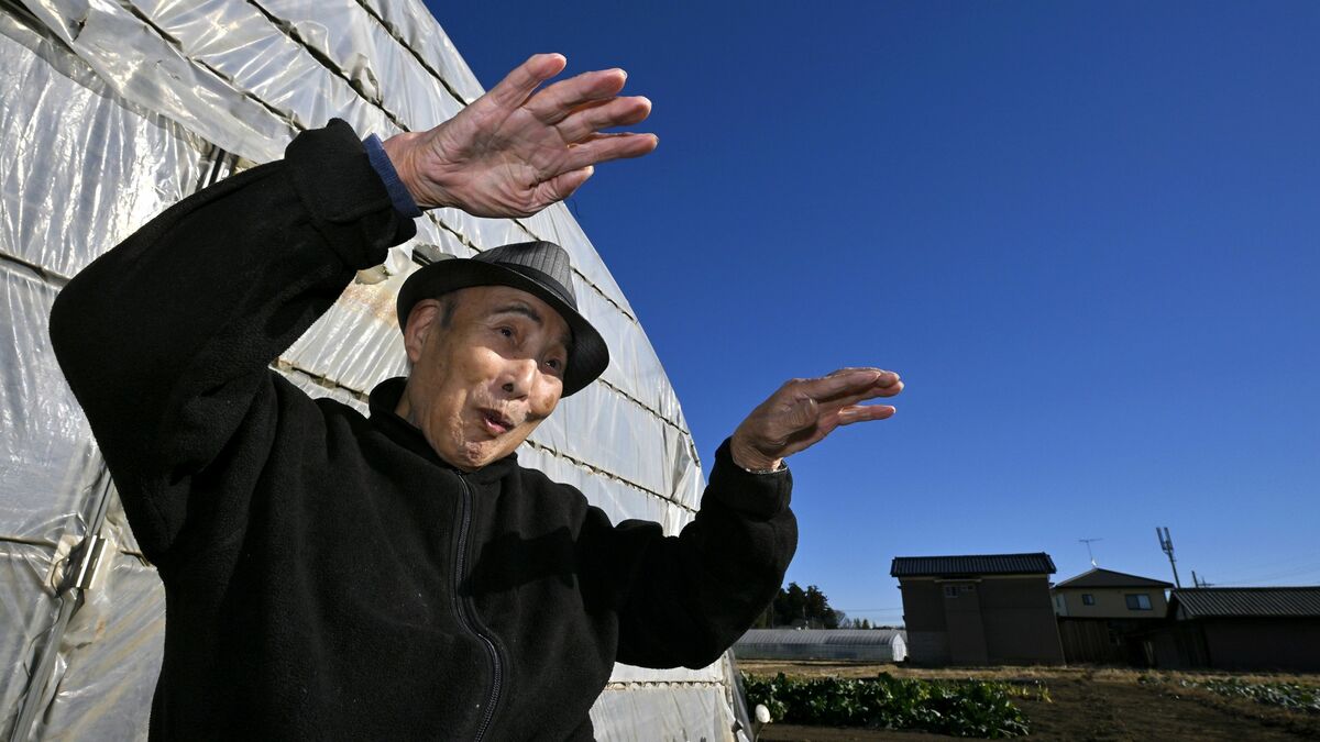 80年前のあの日とよく似た空の下、Ｂ29の編隊が飛行する情景を思い起こす大森さん＝２０２４年12月下旬、野木町佐川野