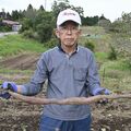 規格外のサイズにヤマイモと勘違い　茂木・澤村さんが全長80センチのサツマイモ掘り当てる