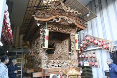 踊り舞台、大きく豪華に