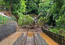 伊豆急行、のり面崩れ線路に土砂