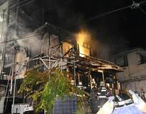 木造住宅が全焼 焼け跡から遺体