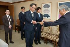 県の医療基金に各１０万円を寄付