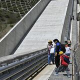 鹿沼・南摩ダムで“登山”　堤や水路、150人が見学　マルシェもにぎわう
