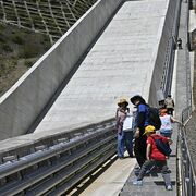 鹿沼・南摩ダムで“登山”　堤や水路、150人が見学　マルシェもにぎわう