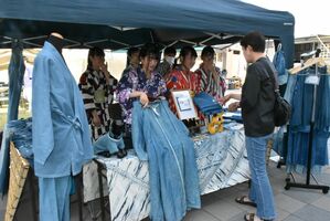 浴衣姿で藍染め商品を販売する栃木商業高の生徒