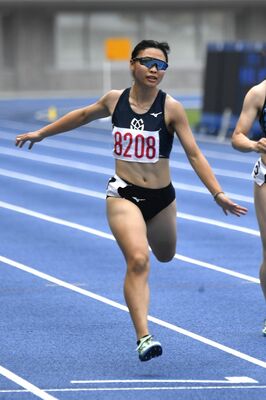 女子２００メートルで大会記録を更新して優勝した三島（作新大）＝カンセキスタジアムとちぎ、鈴木航撮影