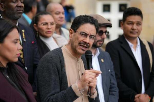 コロンビア・ボゴタで開催されたイベントで、支持者に向け発言するイバン・セペダ氏=4月29日(AP=共同)