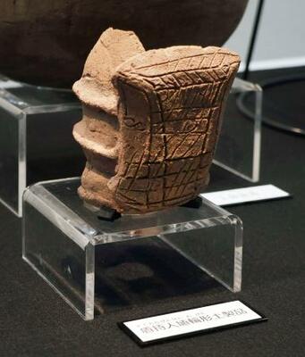 　奈良県立橿原考古学研究所付属博物館の速報展で公開されている「盾持人埴輪」を模したミニチュア
