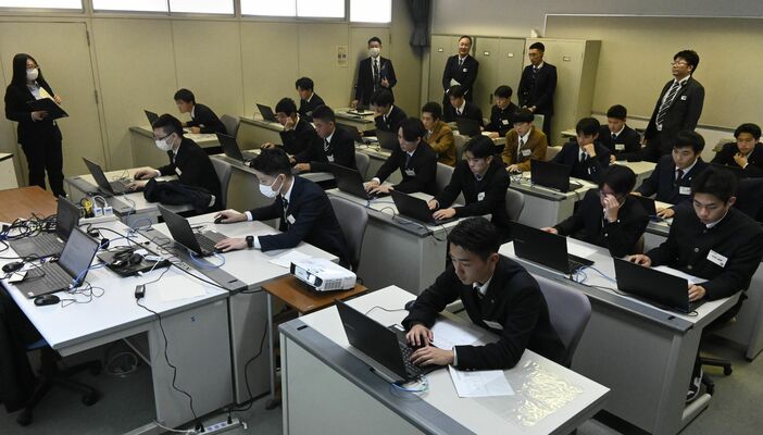 説明会でサイバー捜査を体験する内定者ら＝12日午後、宇都宮市若草２丁目