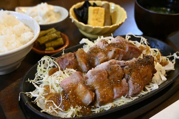特製のタレが輝き、食欲を増幅させるトンテキ