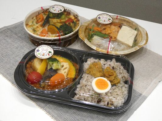 商品化した野菜増しのスープカレー（手前）など