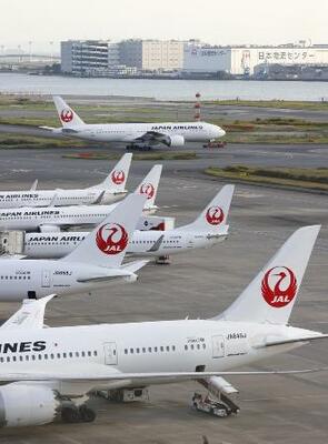 　羽田空港に駐機する日航機