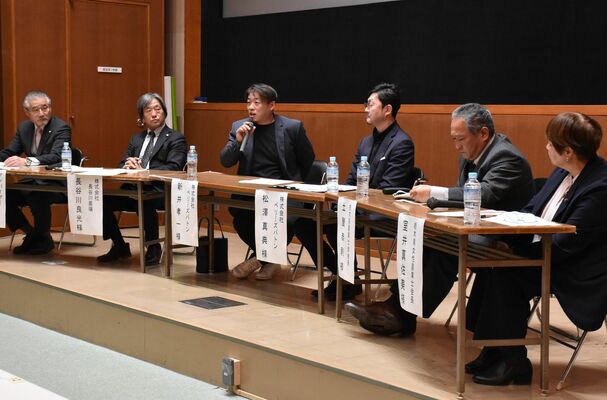 農業経営者が労働環境の整備などについて語った研修会＝県庁研修館