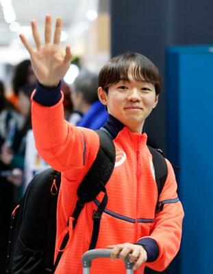 　イタリア・ミラノのマルペンサ空港に到着したフィギュアスケートの鍵山優真＝２９日（共同）