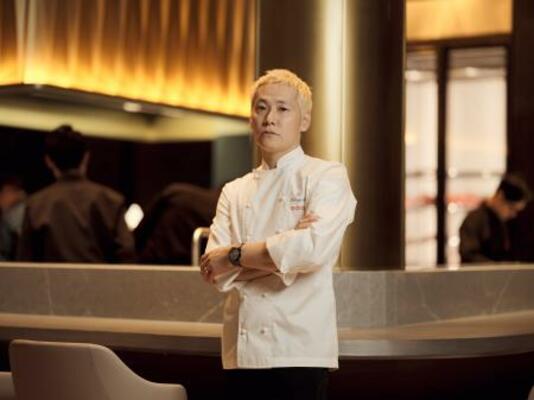 　厨房が舞台のように感じられる「ＫＥＩ　Ｃｏｌｌｅｃｔｉｏｎ　ＰＡＲＩＳ」のカウンター席の前に立つ小林圭さん＝東京・虎ノ門（提供写真）