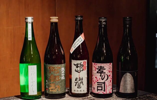 出展する５酒蔵の銘柄酒。中央が惣誉酒造の「惣誉」