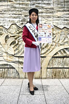 チラシを手に新潟物産展をＰＲする二宮さん＝28日午後、下野新聞社