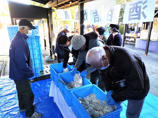 昨年の「酒蔵まつり」で行われた酒粕詰め放題