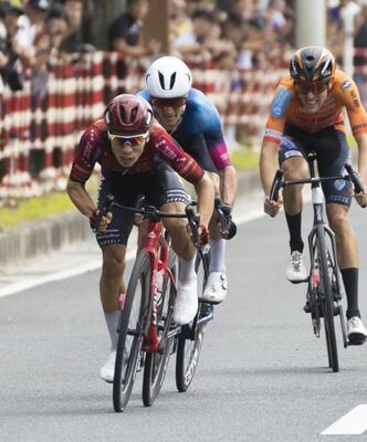 ゴールスプリントで後続を突き放すブリッツェンの岡＝沖縄県名護市