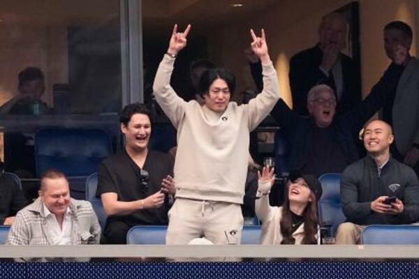 　米プロフットボールＮＦＬの試合を観戦した米大リーグ、アストロズの今井達也（中央）＝４日、ヒューストン（ＡＰ＝共同）