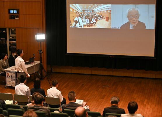 柳田さんが中学生と対話した平和集会＝１日午後、鹿沼市文化橋町