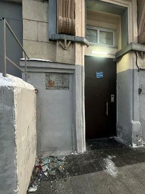 　破壊されたアンナ・ポリトコフスカヤさんの追悼碑（ノーバヤ・ガゼータ欧州のＸから、共同）