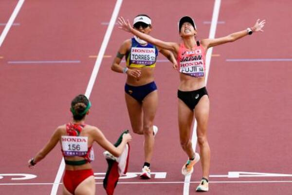 　女子２０キロ競歩　３位でゴールする藤井菜々子（右）＝国立競技場