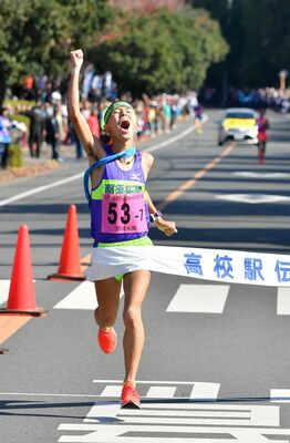 ３年ぶりの優勝を決めガッツポーズでゴールテープを切る那須拓陽のアンカー益子＝佐野市運動公園周回コース