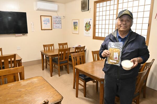 自家製の豆腐と干し芋をPRする岩村さん