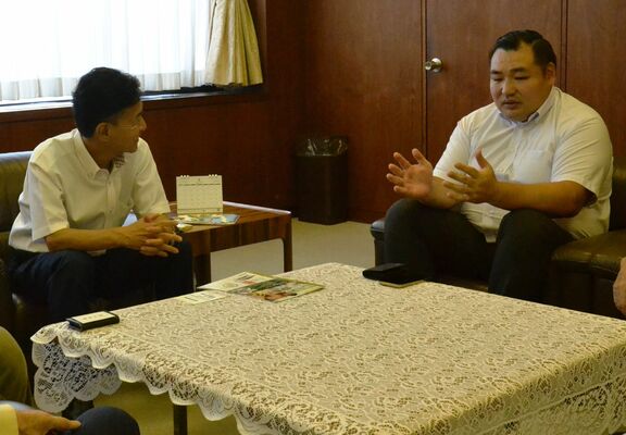 早川市長（左）と談笑する鶴竜親方