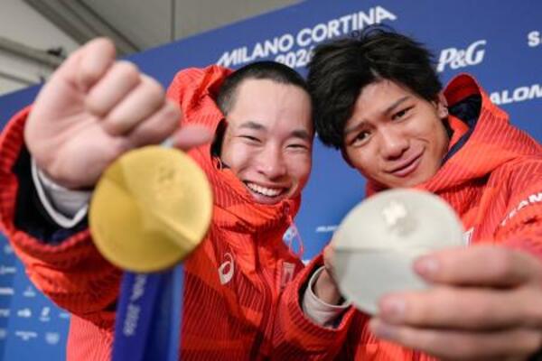 　ミラノ・コルティナ五輪のスノーボード男子ビッグエアで金メダルを獲得した木村葵来（左）と銀メダルの木俣椋真＝７日、イタリア・リビーニョ（共同）