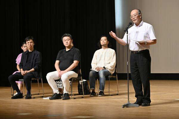 発会式であいさつする荒井実行委員長（右）