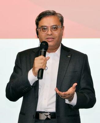 記者会見する日野自動車のサティヤカーム・アーリャ社長=9日午後、東京都日野市