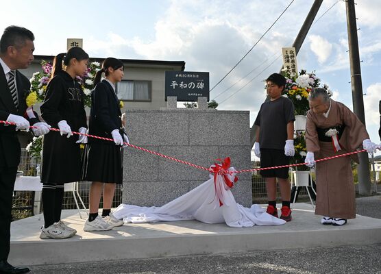 除幕する湯澤会長(右)ら関係者