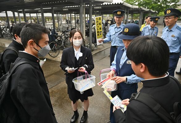 自転車の安全運転を呼びかける生徒ら＝１日午後、宇都宮工業高