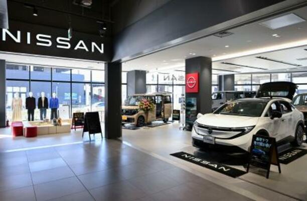 横浜市内のショッピングモール内にある日産自動車の店舗=14日午前