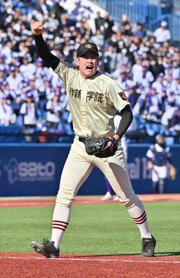 昨秋は公式戦１０連勝の原動力となり、エースとして覚醒した小川哲＝明治神宮大会準決勝、関東一（東京）戦より
