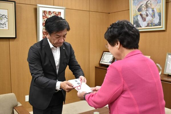 大川市長（右）に目録を手渡す江部執行役員