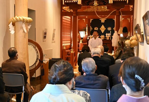 例大祭であいさつする竹村院長