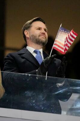 　開会式で入場行進する米国選手団に拍手を送るバンス米副大統領＝６日、イタリア・ミラノ（共同）