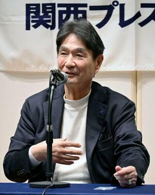　関西プレスクラブの会合で講演するミズノの水野明人社長＝１２日午後、大阪市中央区