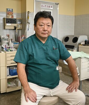 大貫弁護士について語る長男の大介さん＝９月下旬、宇都宮市小幡２丁目