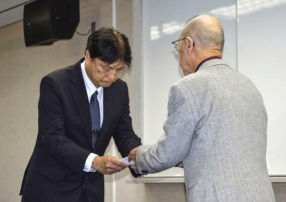 　神戸市立中の男子生徒が自殺した問題で、市教委に報告書を提出する調査委員長（右）＝１９日午後、神戸市