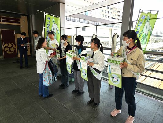募金を呼びかける奨学生ら＝19日午後、ＪＲ宇都宮駅