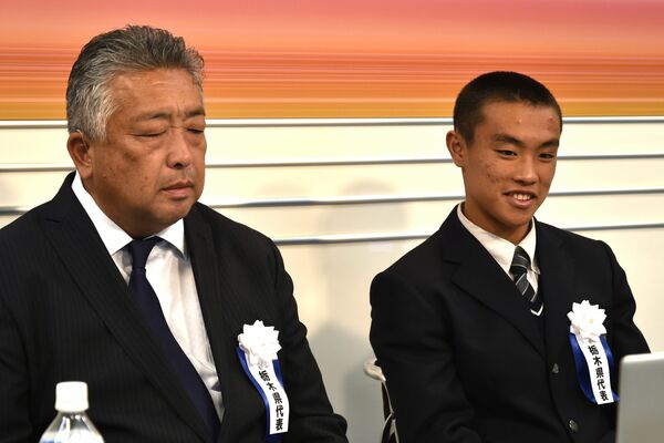 オンラインで組み合わせ抽選会の様子を見守る矢板中央の井上主将（右）と高橋監督＝宇都宮市昭和２丁目