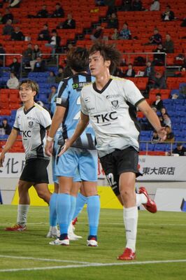 前半26分、栃木SCのFW太田(手前)が先制ゴールを決めて駆け出す=大阪府東大阪市花園ラグビー場(栃木SC提供)