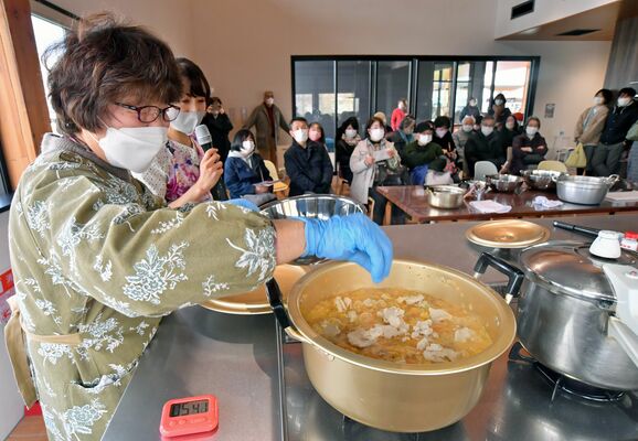 しもつかれの調理実演が行われた「しもつかれ博」＝２月、宇都宮市内