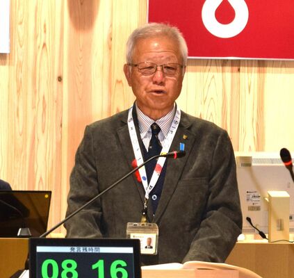 塩谷町長選への立候補を正式表明する見形町長＝６日午後、塩谷町役場