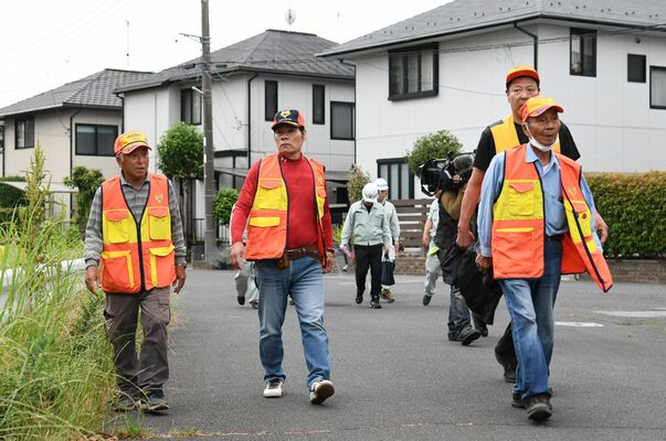 クマの目撃情報があり、警戒に当たる県猟友会のメンバーら=7日午後5時40分、宇都宮市西川田町、河野光吉撮影